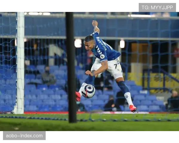 索博斯洛伊外脚背妙传制造威胁 进攻组织与定位球双威胁并存